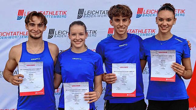 Stolz auf ihren Erfolg auf Anhieb war die 4x400m-Mixed-Staffel der Aktiven mit (von links): Jeremi Szabo, Franziska Feußner, Mika Kemper ...