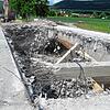 Nachdem die Beschichtungen und der Asphalt entfernt wurden, konnte Anfang Juni mit dem Abbruch der Brücke begonnen werden.