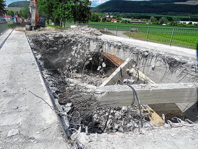 Nachdem die Beschichtungen und der Asphalt entfernt wurden, konnte Anfang Juni mit dem Abbruch der Brücke begonnen werden.
