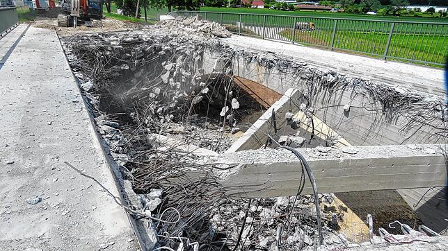Nachdem die Beschichtungen und der Asphalt entfernt wurden, konnte Anfang Juni mit dem Abbruch der Brücke begonnen werden.