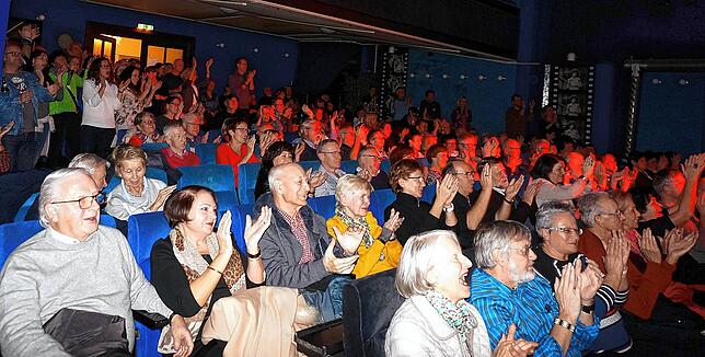 Begeisterte Fans der Spätzünder bei deren Konzert im Ali-Theater in Tiengen vor Weihnachten 2018.
