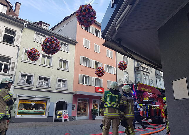 Gebannte Blicke hinauf zur Brandwohnung. Das Löschwasser kam über die am Boden ausgerollten Schläuche von Hydranten in der Umgebung.