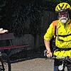 Die Polizei kontrolliert Fahrradfahrer in Hagnau. Hier ein Polizeibeamter im Gespräch mit dem Fahrradfahrer Wolfram Kussauer.