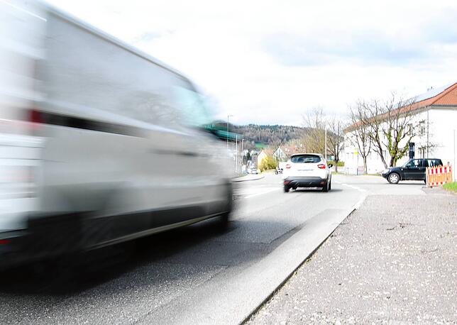 Ein Kleintransporter und ein Auto fahren auf der Ludwigshafener Straße. Der neue Lärmaktionsplan soll eine Grundlage für Maßnahmen gegen ...