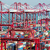 Blick auf den Containerhafen in Qingdao, China. Aufgrund des Handelsstreits ist Sand im Getriebe der Weltwirtschaft. Bilder: dpa (2) und ...