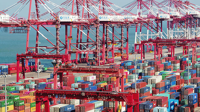 Blick auf den Containerhafen in Qingdao, China. Aufgrund des Handelsstreits ist Sand im Getriebe der Weltwirtschaft. Bild: dpa
