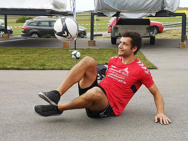 Der Ball ist sein Freund: Wenn Patrick Bäurer mit dem Ball jongliert, scheinen die Gesetze der Physik nicht mehr zu gelten.