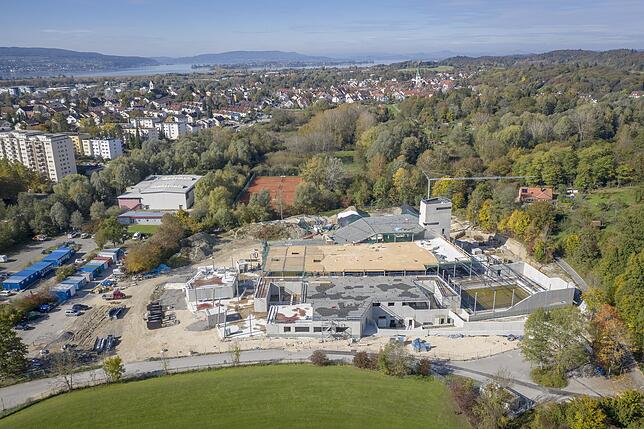 Bild 3: Pünktlich zum Winter bekommt das Schwaketenbad ein Dach: Wir zeigen aus der Luft, was sich bisher auf der Baustelle getan hat