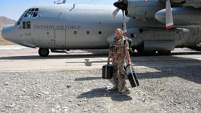 Der etwas andere Besuch des Pfarrers mit Kultkoffer, Gitarre, Rucksack, kugelsicherer Weste und Gehörschutz im Camp Feyzabad, Afghanistan.
