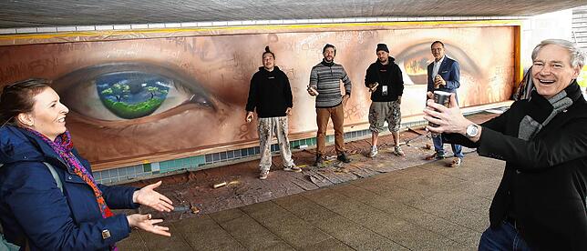 Mit der Probebemusterung wollen (von links) Kulturamtsleiterin Sarah Müssig, die Urban-Art-Künstler Chris Schäper, Fabian Florin, Emin ...