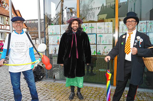 Schultes Jürgen Stukle, Narrenmutter Christian Allweier und Narrenpapa Michael Baader freuen sich, dass der Narrenbaum steht.
