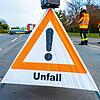 Ein Warndreieick kennzeichnet eine Unfallstelle (Symbolbild). Auf der A98 bei Lörrach kam es am Montagmorgen zu mehreren Unfällen.
