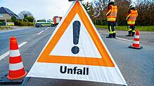 Ein Warndreieick kennzeichnet eine Unfallstelle (Symbolbild). Auf der A98 bei Lörrach kam es am Montagmorgen zu mehreren Unfällen.