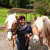 Sie hat schwierige Zeiten überwinden müssen: Gabi Fichter mit Stute &bdquo;Noblesse&ldquo; und Hengst &bdquo;Allegro&ldquo;.