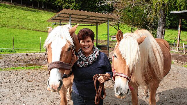 Sie hat schwierige Zeiten überwinden müssen: Gabi Fichter mit Stute &bdquo;Noblesse&ldquo; und Hengst &bdquo;Allegro&ldquo;.