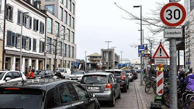 Vor dem Lago stauen sich die Autos. Freie Plätze gibt es zur Mittagszeit in dem Parkhaus nur noch mit Glück.