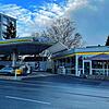 (Archivbild) Die Eni-Tankstelle am Morgen nach der Tat. Hier hatte sich der Angeklagte den Vorwürfen zufolge zwei Flaschen Schnaps ...