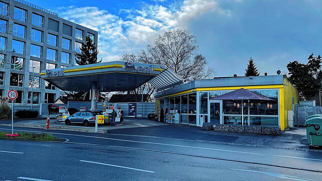 (Archivbild) Die Eni-Tankstelle am Morgen nach der Tat. Hier hatte sich der Angeklagte den Vorwürfen zufolge zwei Flaschen Schnaps ...