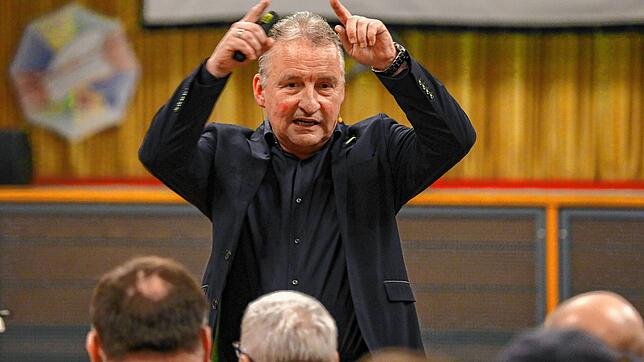 DFB-Regelexperte Lutz Wagner thematisiert bei einem Vortrag den Videobeweis.