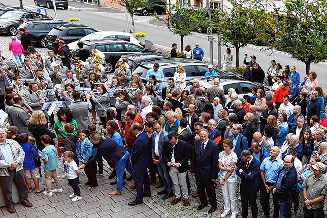 Die Hüfinger Stadtmusik spielt für den neu gewählten Bürgermeister auf.