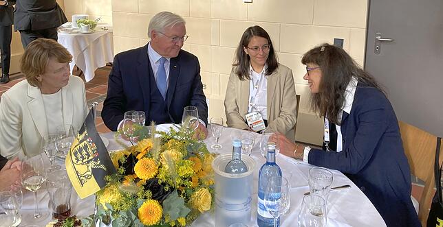 Mechthild Grau (rechts) im Gepräch mit Frank-Walter Steinmeier und dessen Frau Elke Büdenbender (links). Sie ist Richterin in Berlin. ...
