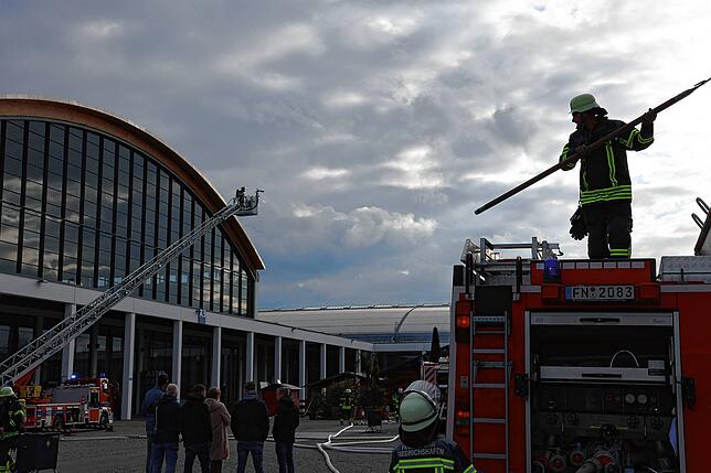 Bild 10: Feuer auf Messegelände! So dramatisch war der Einsatz der Feuerwehr in Friedrichshafen