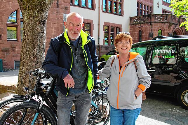 Conni und Dieter Müller sind aus der Schweiz zum Waldshuter Markt geradelt.