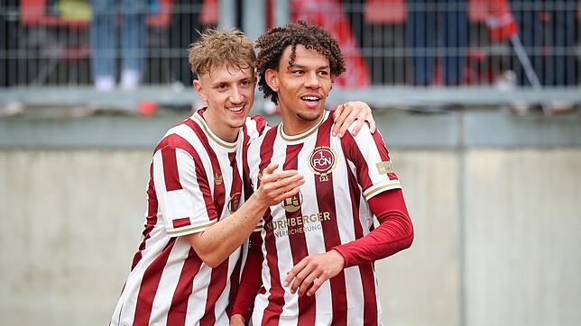 Tim Drexler (l) spielt auch in dieser Saison auf Leihbasis für den 1. FC Nürnberg.