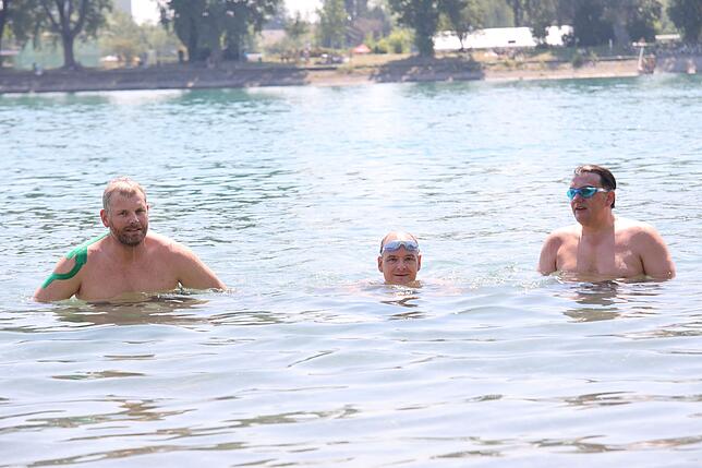 Clemens Menge, Peter Augustyniak und Andreas Schuler (von links) nach dem kräftezehrenden Ausflug in den Seerhein.