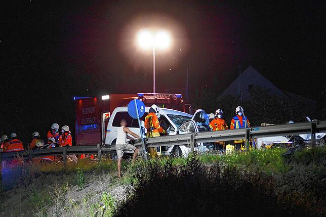 Bild 5: Fünf Schwerverletzte bei schwerem Unfall auf B 33 bei Allensbach