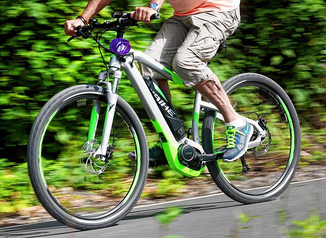 Ein Radfahrer fährt mit seinem E-Bike über einen Radschnellweg. Mit einem Anteil von rund 51 Prozent am Gesamtumsatz der Fahrradbranche ...