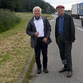 Der damalige Bürgermeister Helmut Kennerknecht (l.) und Reinhold Bäder, der in der Bürgerinitiative sehr aktiv war, an der heutigen ...