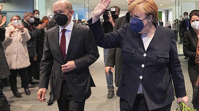 Angela Merkel winkt zum Abschied nach der Amtsübergabe an den neu gewählten Bundeskanzler Olaf Scholz im Bundeskanzleramt.