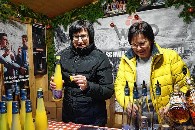 Erstmal Probieren heißt die Devise bei der Wild Schwarzwaldbrennerei aus Gegenbach. Gertrud Bleier (links) und Elisabeth Schutera werden ...