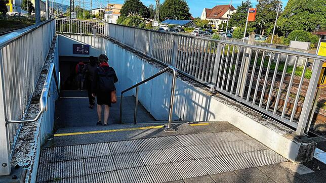 Mühsam: Um von Gleis 2 zum Ersatzbus zu kommen, müssen die Fahrgäste Treppen steigen – für manche eine Tortur.
