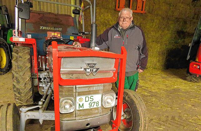 Er hat es noch: Hans Albert Elsässer aus Kirchen-Hausen mit seinem Oldtimer-Traktor der Marke Massey Ferguson, der ein altes ...