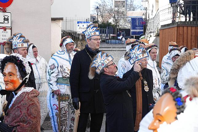 Bild 4: Villinger Maschgerelauf: Narren strömen durch die Innenstadt