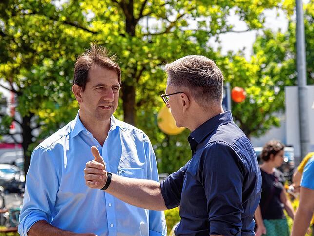 Kommunikativ: Der Bundestagsabgeordnete Andreas Jung im Gespräch mit dem stellvertretenden Chefredakteur Günter Ackermann.