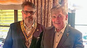 Neuer Präsident des Rotary-Clubs ist Georg Wiengarn (links). Er trägt die Amtskette, die die Mandatsträger einer Tradition folgend von ...