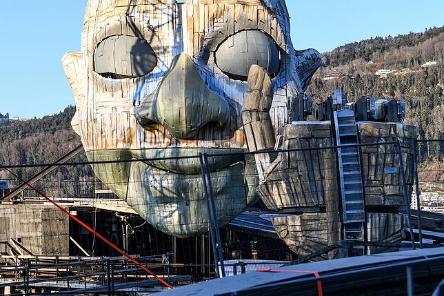 Lächelnd und mit geschlossenen Augen wirkt der Clown recht freundlich.