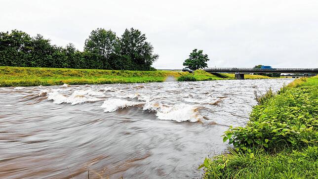 Sexau: Der Fluss Elz führt Hochwasser.