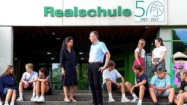 Schulleiterin Karin Broszat und der Überlinger Gesamtelternbeiratsvorsitzende Alexander Bruns äußern sich erstaunt über den Vorschlag, ...