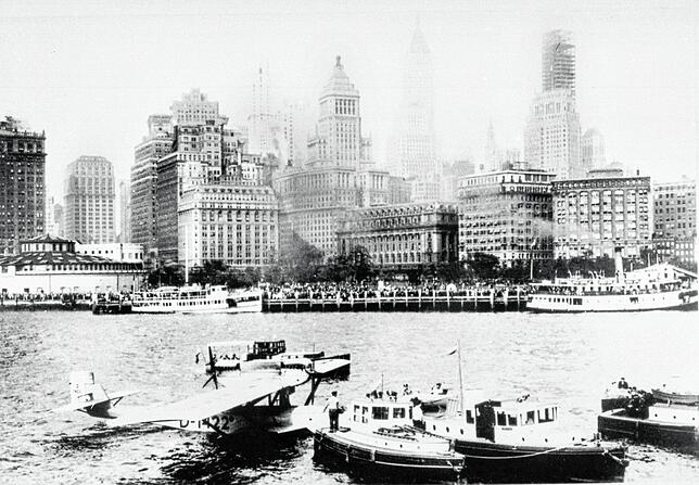 Landung Wolfgang von Gronaus mit Do Wal D-1422 (ehemals N25 von Roald Amundsen) auf dem Hudson River vor der Skyline von New York am 26. ...