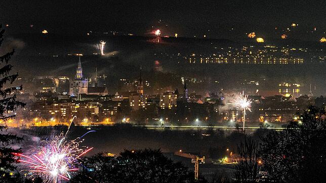 (Archivbild) An Silvester werden wieder Raketen in den Konstanzer Nachthimmel steigen, denn in diesem Jahr gibt es kein Böllerverbot mehr.