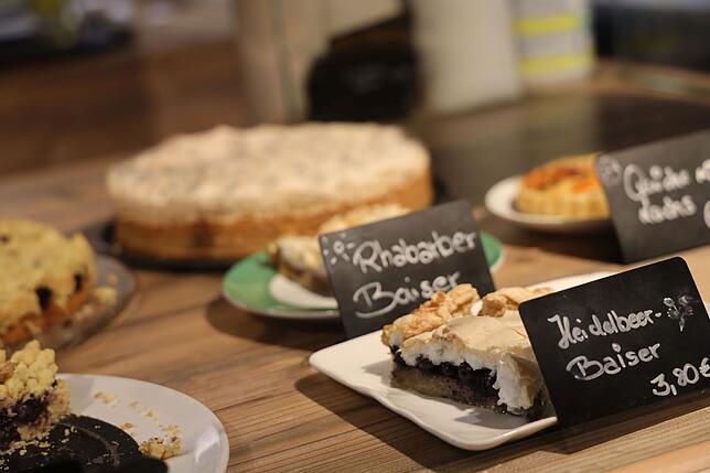 Für jeden Geschmack etwas dabei: Kuchentheke in Evelyn&lsquo;s Café.