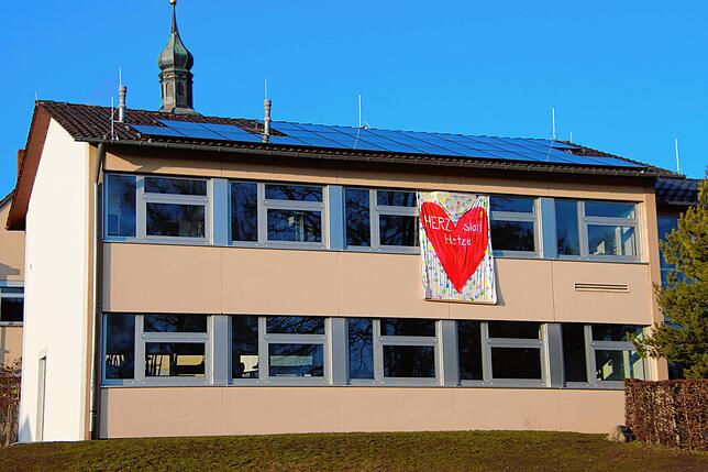 Schüler und Lehrer der Gemeinschaftsschule haben ein Plakat mit der Aufschrift „Herz statt Hetze“ gestaltet und aufgehängt. Die ...
