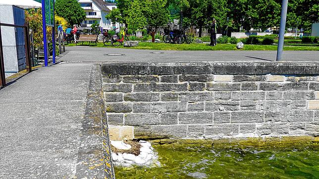 In einer Mauerecke befindet sich das Schwanennest. Rechts davon liegt das Zollhaus, links geht es über den Steinweg an den Booten ...