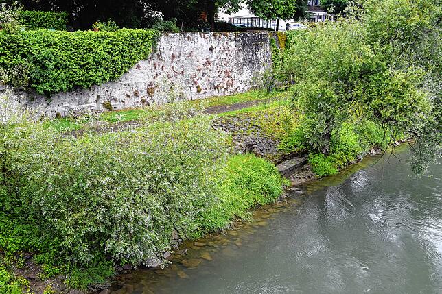 Der Uferweg beim Rhein in Bad Säckingen ist am 2. Juni 2025 heftigem Regen- und Hagelfall nicht gesperrt. Auf den Sitzbänken bei der ...