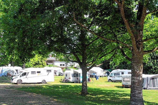 Der Campingplatz liegt direkt neben dem Freibad.