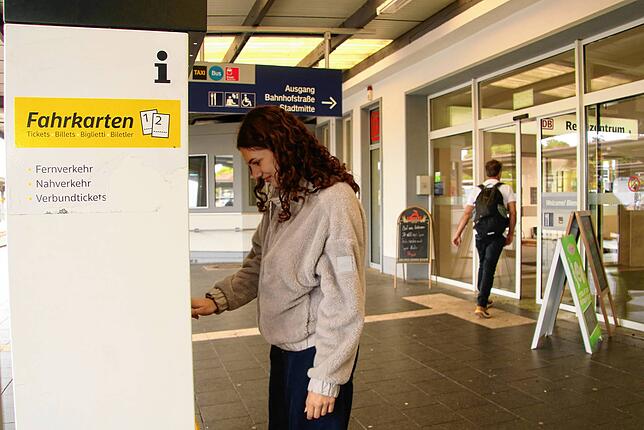 Maja Julia Kern löst eine Fahrkarte am Automaten. Ein Vorgang, der für so manchen Bahnkunden eine Herausforderung darstellen dürfte – ...